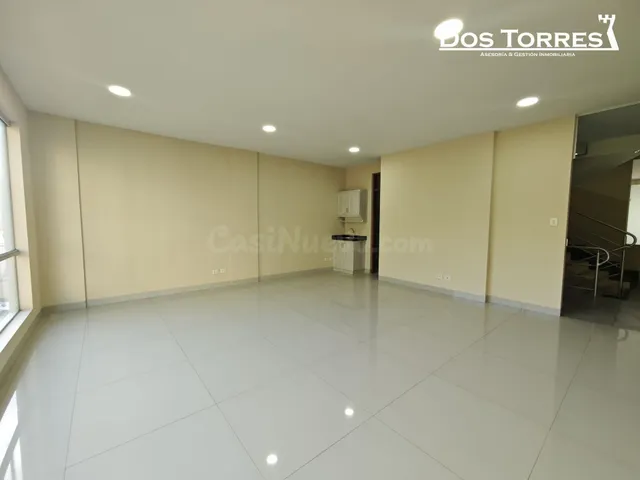 300$us Amplia oficina en alquiler, Sobre la Plazuela Barba d - foto 3