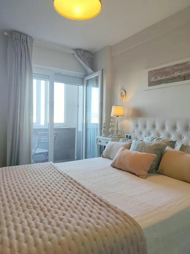 VIVIENDA REFORMADA;  CALIDAD, AMPLITUD Y UNAS VISTAS QUE MARCAN LA DIFERENCIA AL PASEO MARÍTIMO Y AL PUERTO. — 31