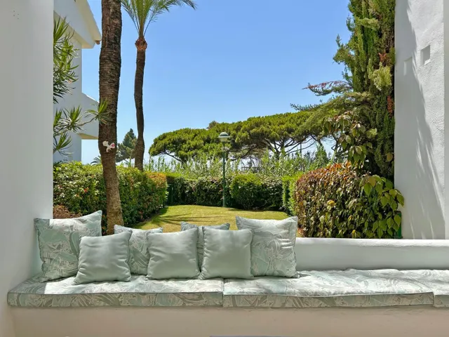 Espectacular vivienda reformada con jardín privado en Palm Beach, Marbella — 17