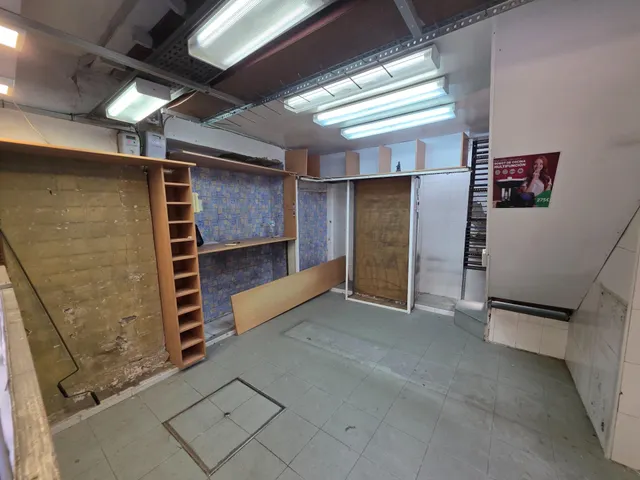 ¡Descubre el potencial de esta joya arquitectónica en el corazón del vibrante barrio de Feria! — 2