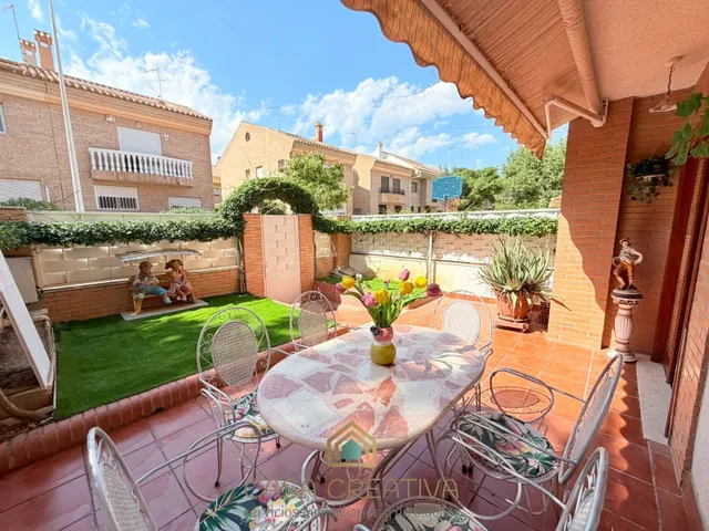 ADOSADO EN VENTA EN PICAÑA – 4 TERRAZAS, GARAJE Y 5 DORMITOR