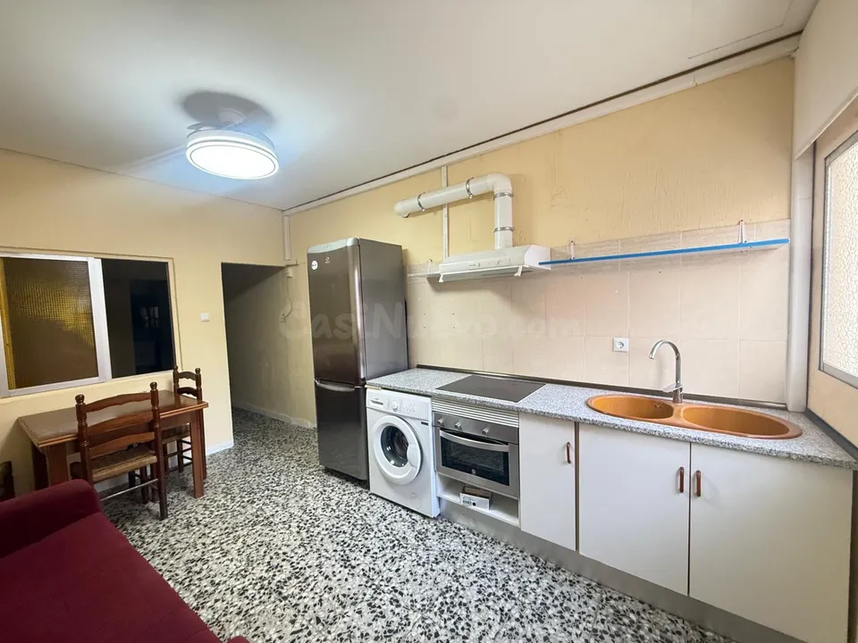 Bajo estudio ideal estudiantes · Zona universidades · 1 hab · Cocina y baño · Gastos no incluidos