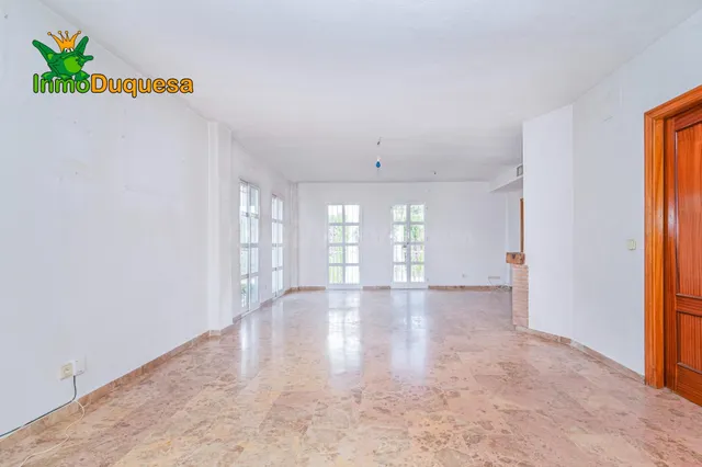 Chalet en esquina a 2 calles con 4 dorm. y piscina - foto 4