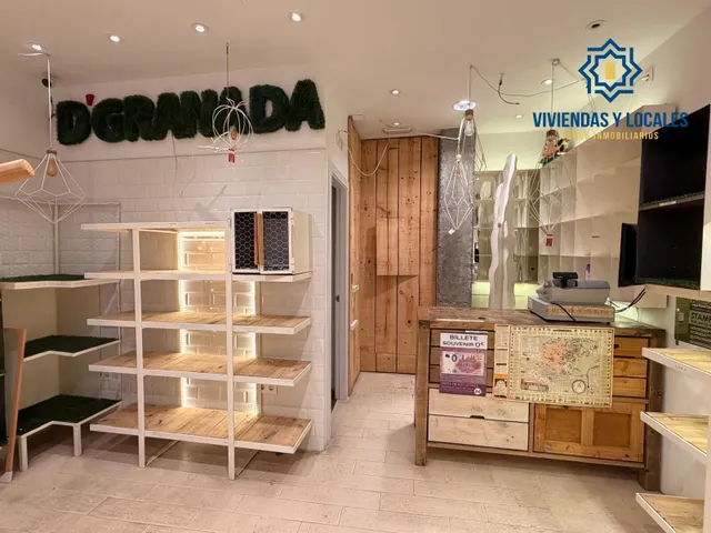 Calle Navas. Local comercial con salida de humos en la zona mas famosa de bares en Granada. — 6