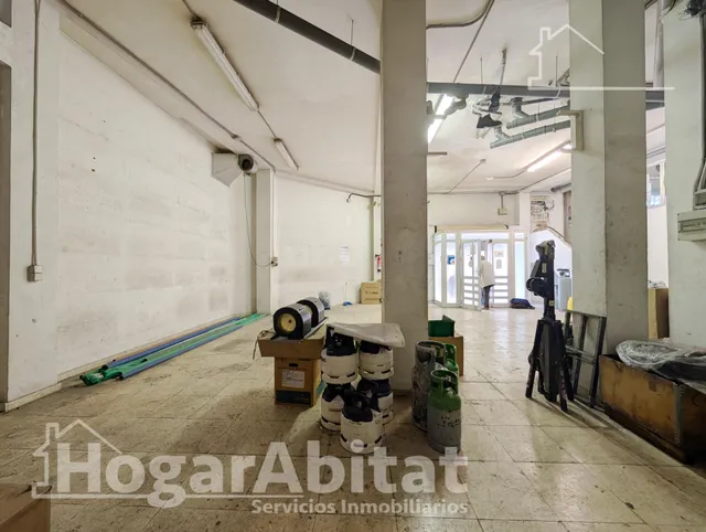 AMPLIO LOCA COMERCIAL CON MUCHAS POSIBILIDADES — 21
