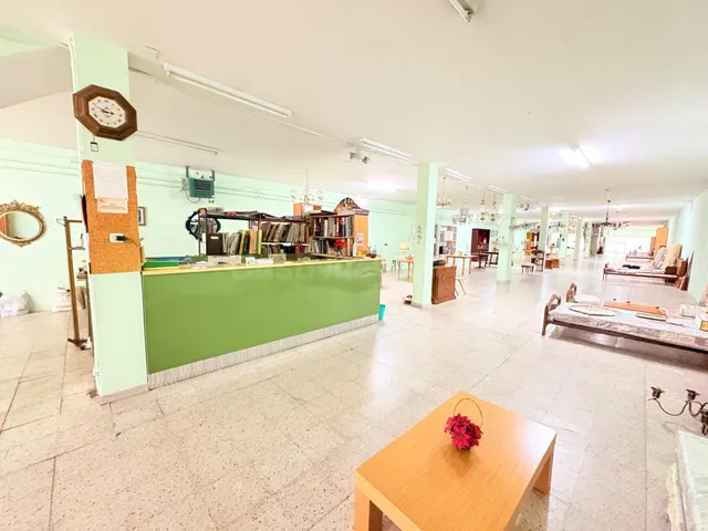 ¡Oportunidad Única! GIGANTE Local Comercial en Ponferrada -  - foto 5