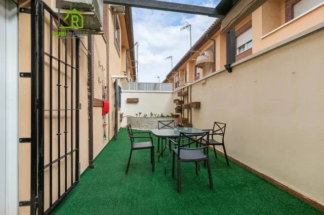 ¡Tu nuevo hogar te espera en Churriana de la Vega! Casa adosada con patio, garaje y futura parada de metro a pocos pasos. — 29