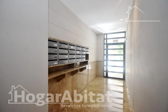 Gran amplitud, excelente luminosidad y precio atractivo en este piso con garaje — 36