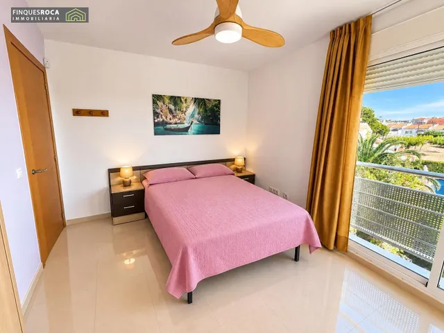 En Urbanizacion Serramar, Apartamento Esquinero, de 2 Dormitorios, Baño Completo, Terraza de 12 m2, Vistas Despejadas — 11