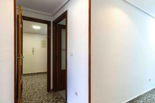 Amplia vivienda de 4 dormitorios con garaje, trastero y metro a pocos minutos — 45