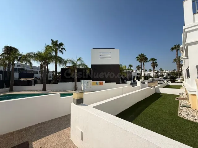 CASA DE UNA PLANTA CON SOLARIUM PRIVADO Y PISCINA | CERCA DE - foto 3