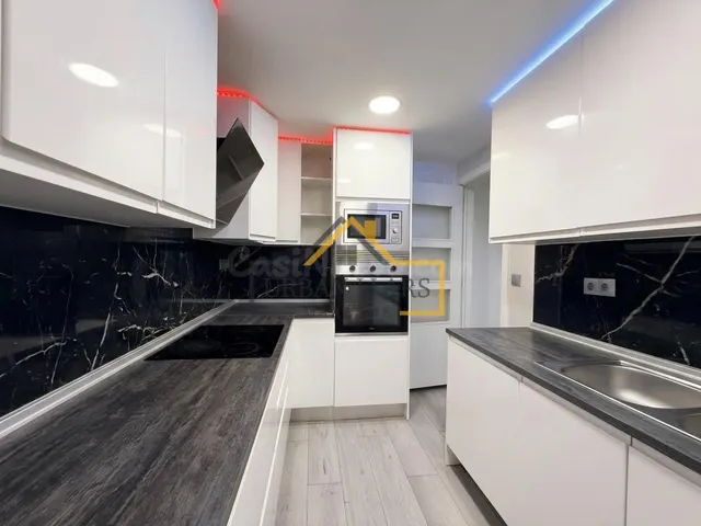 Luminoso piso de 3 habitaciones .