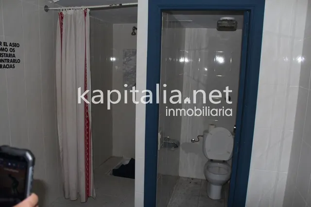 Se alquila  local comercial — 22