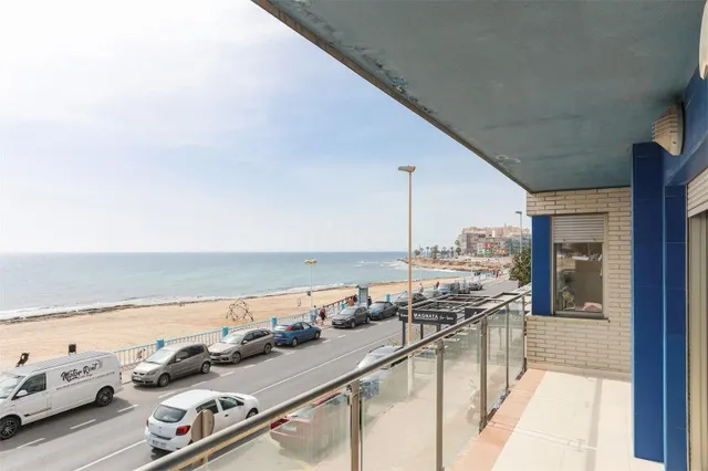 Extraordinaria Vivienda en Primera Línea de Playa de Los Loc - foto 5