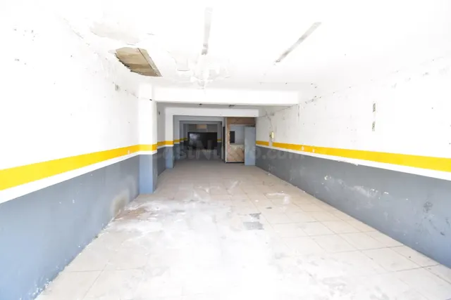 Se vende local comercial de 160 en Camp Redó ✨