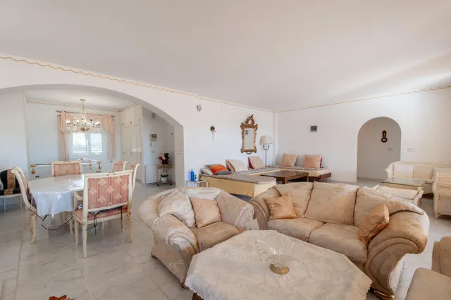 Amplia villa con vistas panorámicas al mar y pista de tenis privada en Calpe — 27