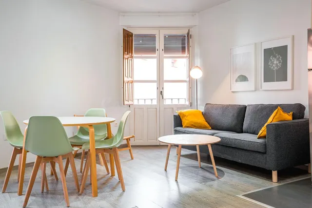 Realejo. Bonito piso amueblado con 2 dormitorios, salón-cocina y baño. Aire acondicionado. — 2