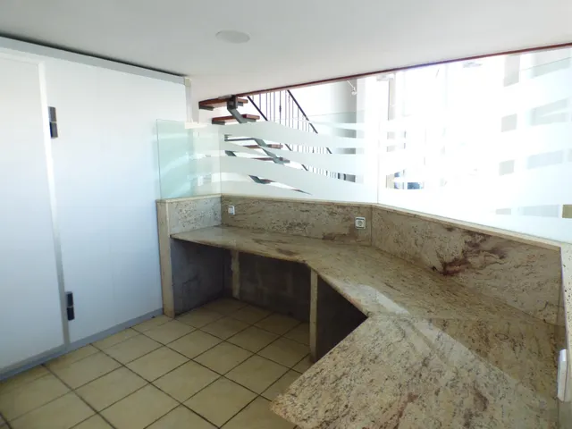 LOCAL TOTALMENTE ESQUINERO CON GRAN APARADOR EN ZONA DE PASO DE MANRESA EN VENTA — 7
