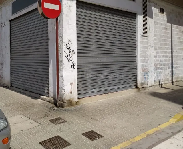 LOCAL A DOS CALLES — 4