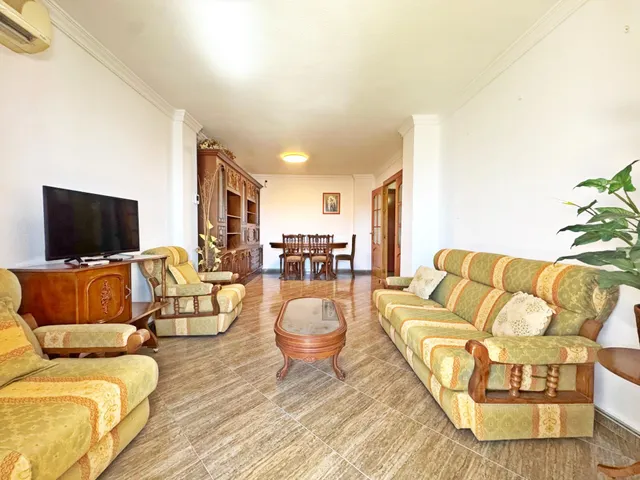 Amplio piso en esquina todo exterior con terraza y vistas al mar junto a Vialia y Avenida de Andalucía. — 11
