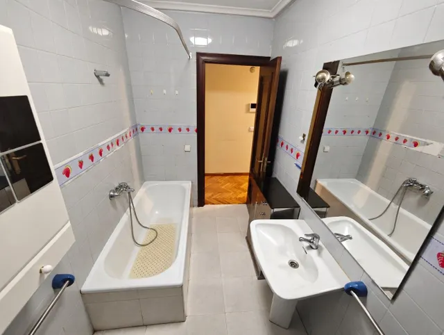 Tres dormitorios, gran salón y ubicación estratégica — 240.000 € — 25