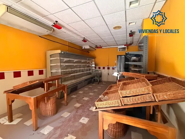 Gran rebaja de precio! Amplio local comercial en Martínez Ca