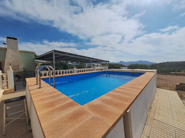 Chalet o casa de campo con piscina · 4.000 m2  · 4 dormitorios · 90 m2 para otra vivienda — 44