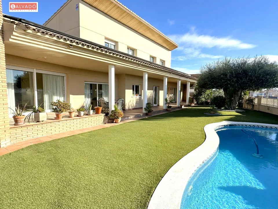 ¡CHALET ESQUINERO CON PISCINA PRIVADA Y VISTAS AL MAR EN EL MAS MEL!