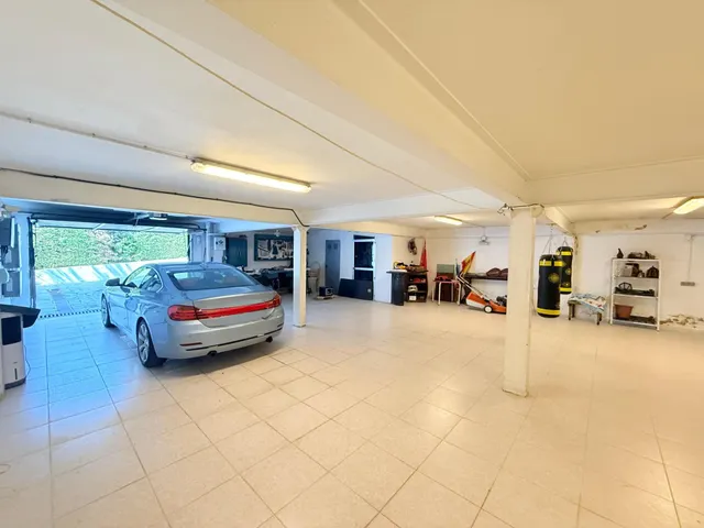 VENTA EN PLENO DOMINIO · Gran chalet de 545 m2 con placas solares y parcela privada de 3.000 m2 · Boadilla del Monte — 40