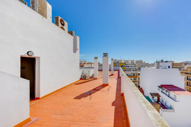 Amplio piso con 4 dormitorios, terraza y garaje en el centro de Torrevieja — 40
