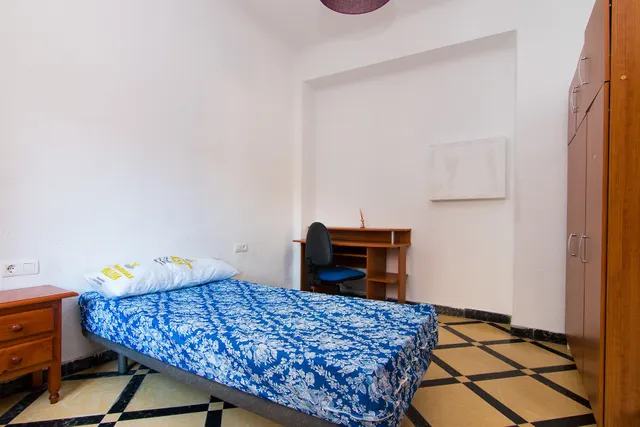 Por debajo de la Plaza Trinidad, a un paso de Facultad de Traductores, Derecho, Escuela de Arte y Oficios. Actualmente 6 estancias(incluido el salón). un cuarto de baño, un aseo, cocina. Techos Alto — 16
