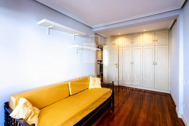Gamarra Iturregui Consultores Inmobiliarios vende acogedora vivienda listo para entrar a vivir con garaje opcional en pleno Casco Viejo de Bermeo junto al Puerto. — 11