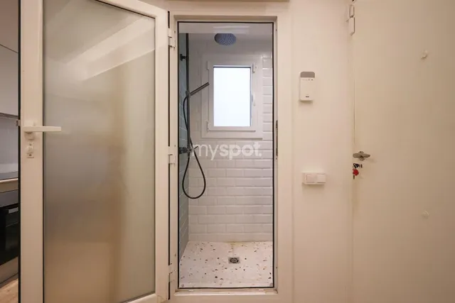 Elegante apartamento reformado de 1 dormitorio en el Raval — 21