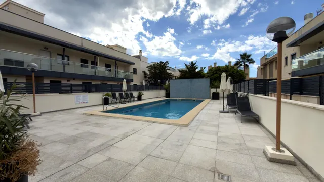 Apartamento de lujo a pasos de la playa con vistas al mar y pisicna comunitaria con  parking y trastero — 24