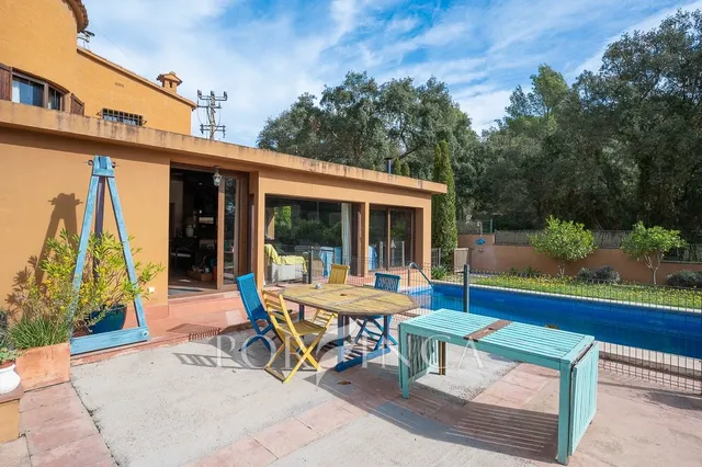 Villa con carácter de 5 dormitorios cerca de Palamós en un entorno verde. Piscina. — 8