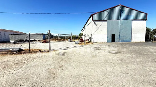 NAVE CON GRAN PARCELA, ACCESO PARA VEHÍCULOS Y SUMINISTRO TR - foto 5