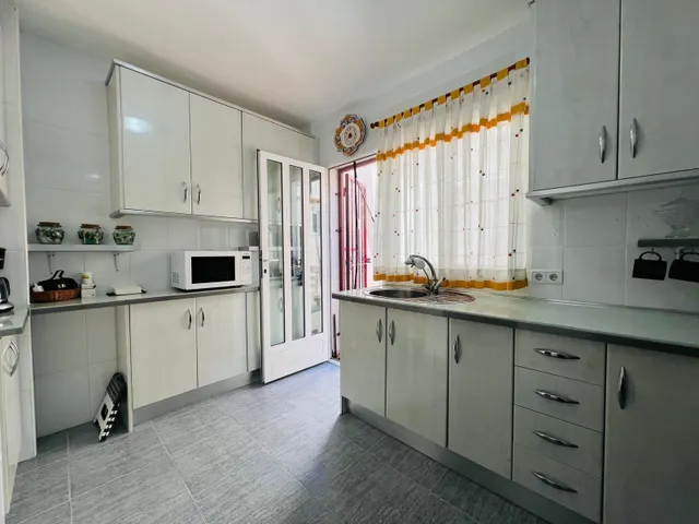Chalet adosado de 3 dormitorios con terraza y piscina comunitaria en Playa Flamenca — 22