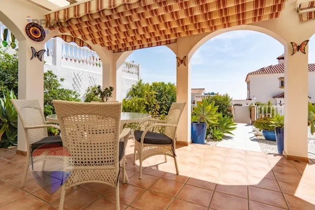 VILLA INDEPENDIENTE CON PISCINA, GRANDES TERRAZAS Y VISTAS AL MAR EN BENAJARAFE — 9