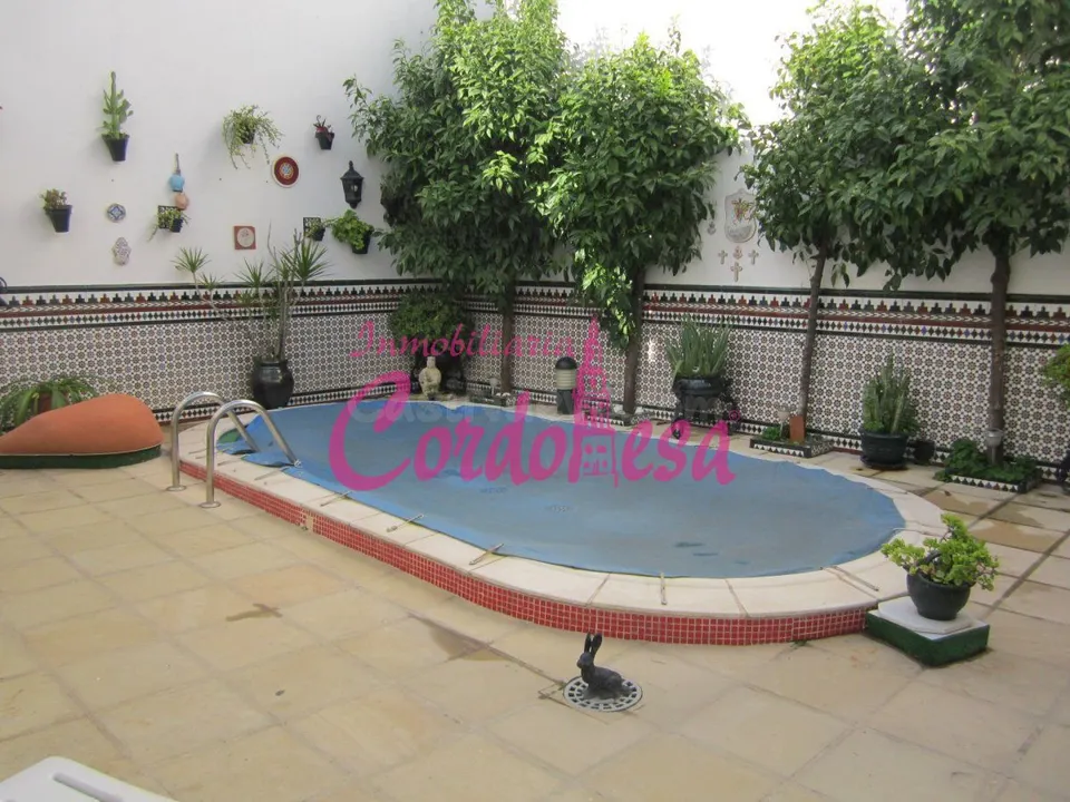 MAJESTUOSA CASA INDEPENDIENTE CON ASCENSOR Y PISCINA