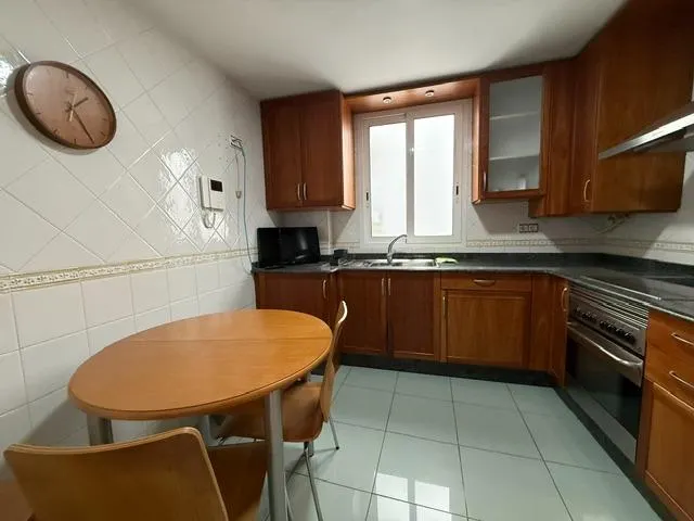 Alquiler de amplio piso en le centro, zona calle correos. — 10