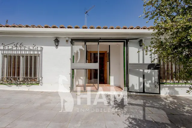 Casa en una planta con pabellón de invitados, piscina y garaje – Parcela 1.180 m2 — 42