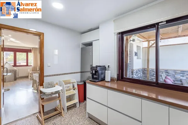 Amplia casa de 182 m2 con patio, gran sótano y a menos de 5 minutos del metro — 8