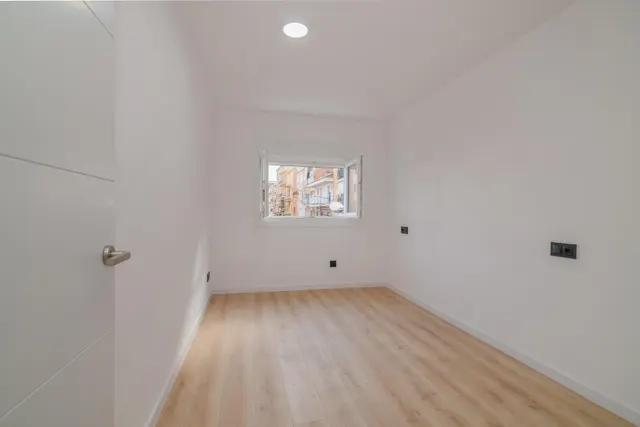 Piso de 3 habitaciones reformado al lado del Colegio Oms i de Prat. — 36