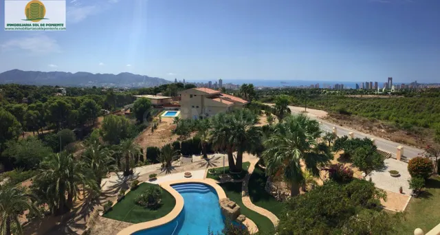 LUJOSO CHALET DE ENSUEÑO, CON VISTAS AL SKYLINE DE BENIDORM! - foto 2