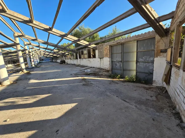 PARCELA DE 2.000 m2 CON EDIFICACIÓN DE 900 m2 — 16