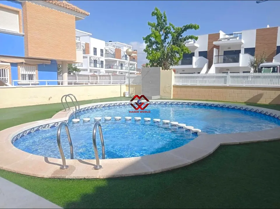 Chalet adosado con piscina comunitaria a 900 m de la playa en El Mojón