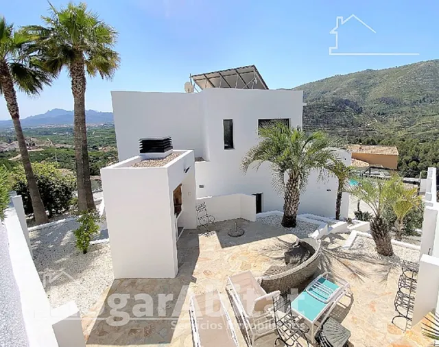 CHALET SEMINUEVO CON PISCINA, GARAJE Y VISTAS DESPEJADAS — 6