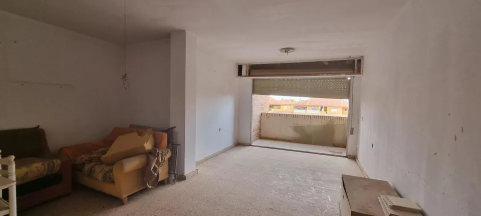 Amplísima casa con vistas despejadas a un parque desde su terraza