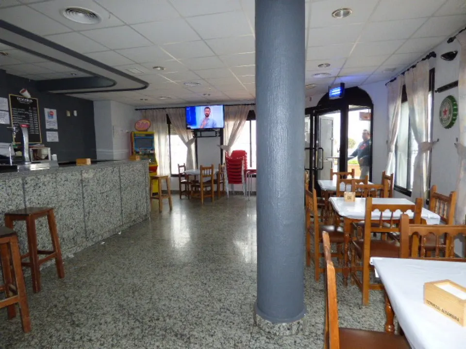 CAFETERIA DISCOTECA EN SAGRAJAS TOTALMENTE ACONDICIONADA DE 300MTRS