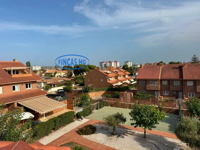 Bungalow de 260 m2 con jardín, buhardilla y garaje en urbanización con piscina en Ciudad Jardín, Alicante — 44